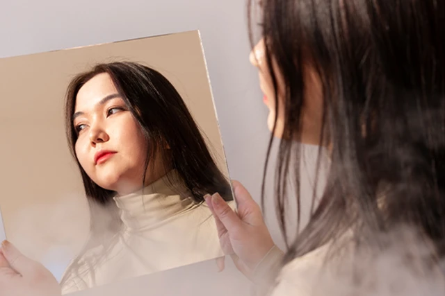 Tại Sao Tôi Xinh Đẹp Trong Gương Nhưng Lại Xấu Xí Trong Ảnh