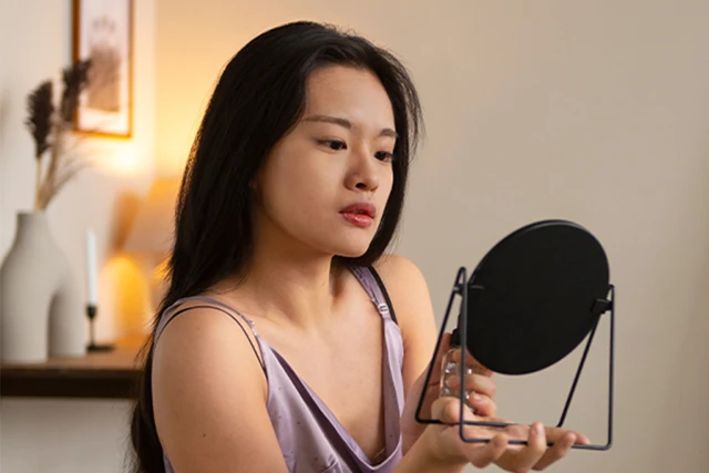 Tại Sao Tôi Xinh Đẹp Trong Gương Nhưng Lại Xấu Xí Trong Ảnh